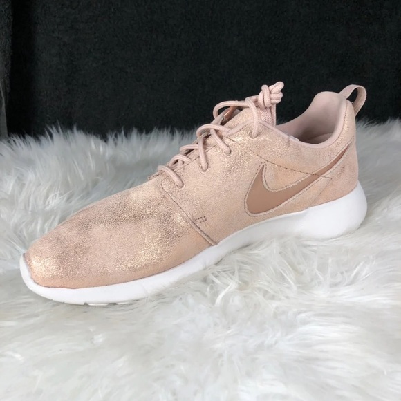 nike roshe rose gold